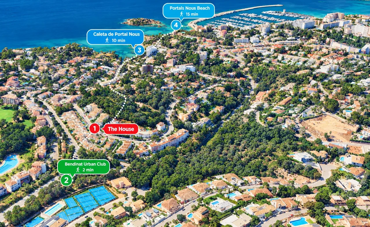 Vue aérienne du quartier : la maison, avec Bendinat Urban Club à deux minutes à pied, Caleta de Portal Nous à dix minutes et la plage de Portals Nous à quinze minutes