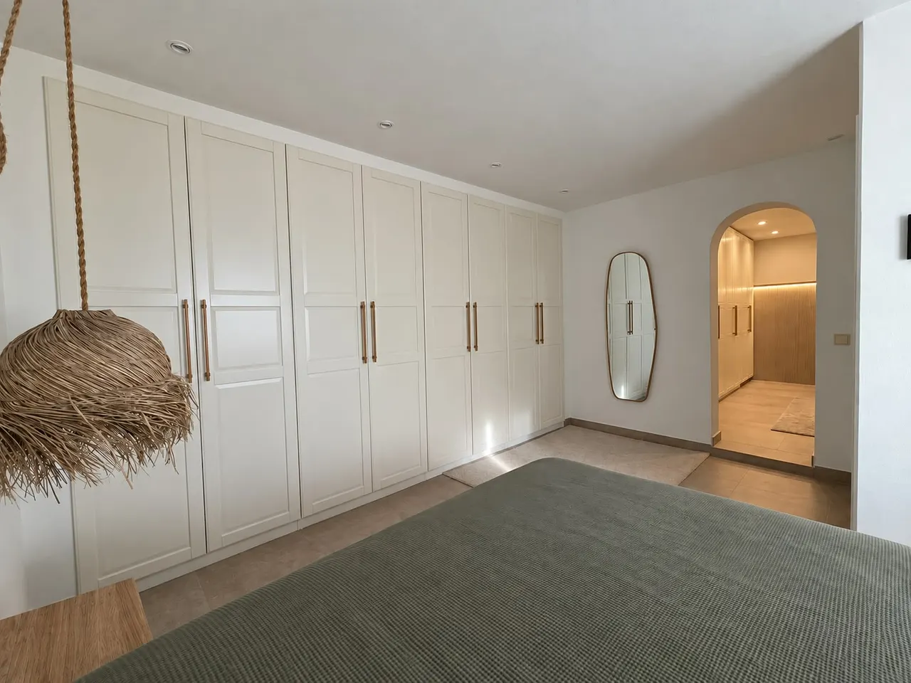 Chambre avec placards intégrés